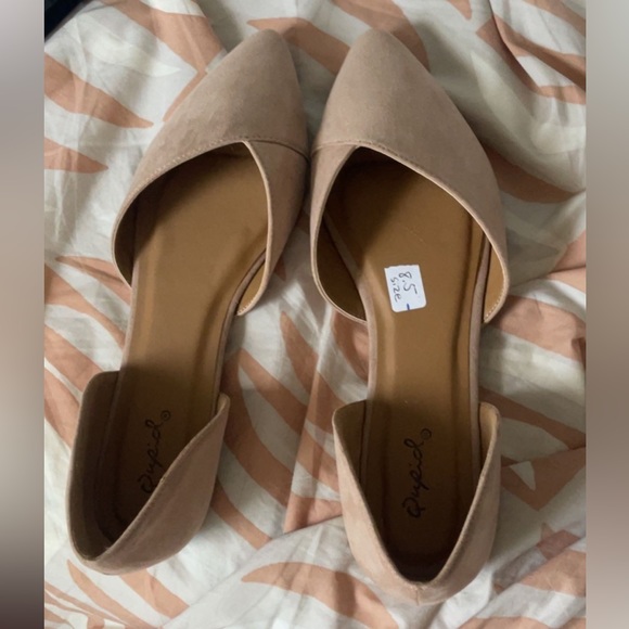 Tan flats - Picture 1 of 1